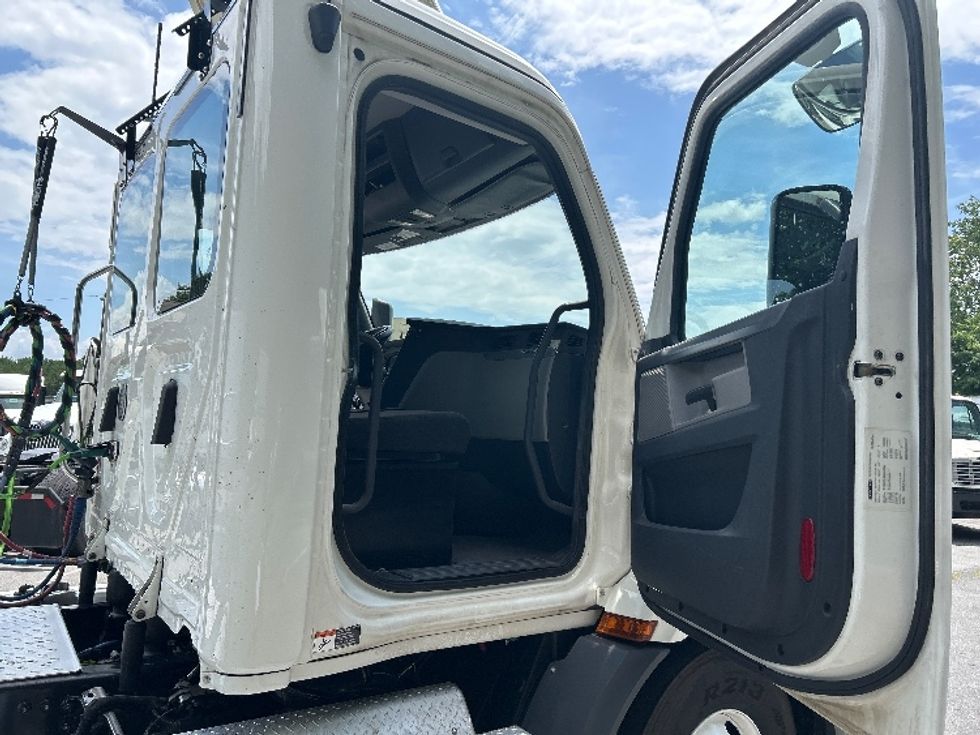 Day Cab Tractor-Heavy Duty Tractors-Freightliner-2020-T11664ST-Cleveland-TN-422,719\n\t\tmiles-$ 50,000 - Image 12