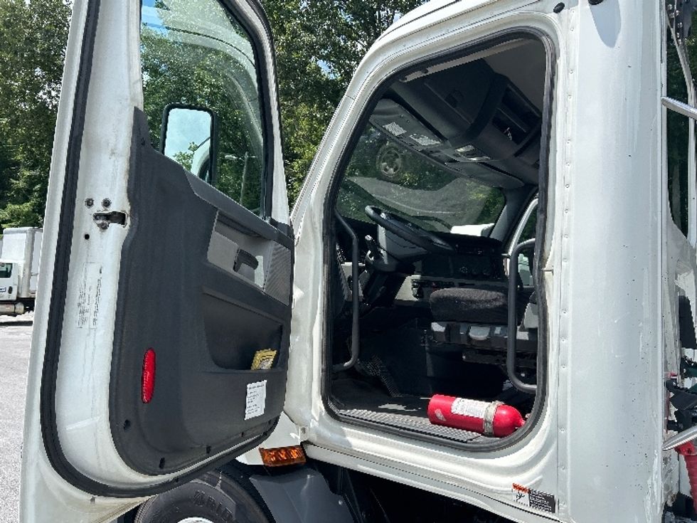 Day Cab Tractor-Heavy Duty Tractors-Freightliner-2020-T11664ST-Cleveland-TN-422,719\n\t\tmiles-$ 50,000 - Image 9