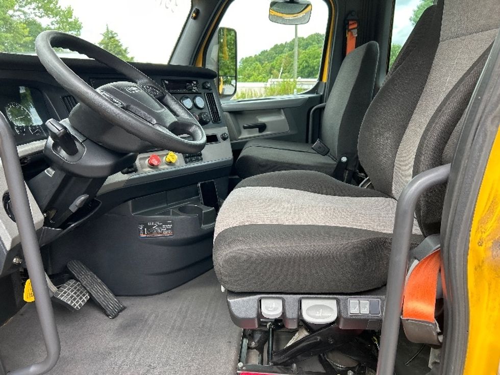 Day Cab Tractor-Heavy Duty Tractors-Freightliner-2020-T11664ST-Cleveland-TN-639,641\n\t\tmiles-$ 26,250 - Image 10