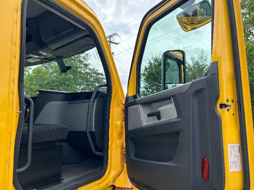 Day Cab Tractor-Heavy Duty Tractors-Freightliner-2020-T11664ST-Cleveland-TN-639,641\n\t\tmiles-$ 26,250 - Image 12