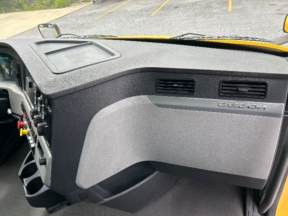 Day Cab Tractor-Heavy Duty Tractors-Freightliner-2020-T11664ST-Cleveland-TN-639,641\n\t\tmiles-$ 26,250 - Image 13