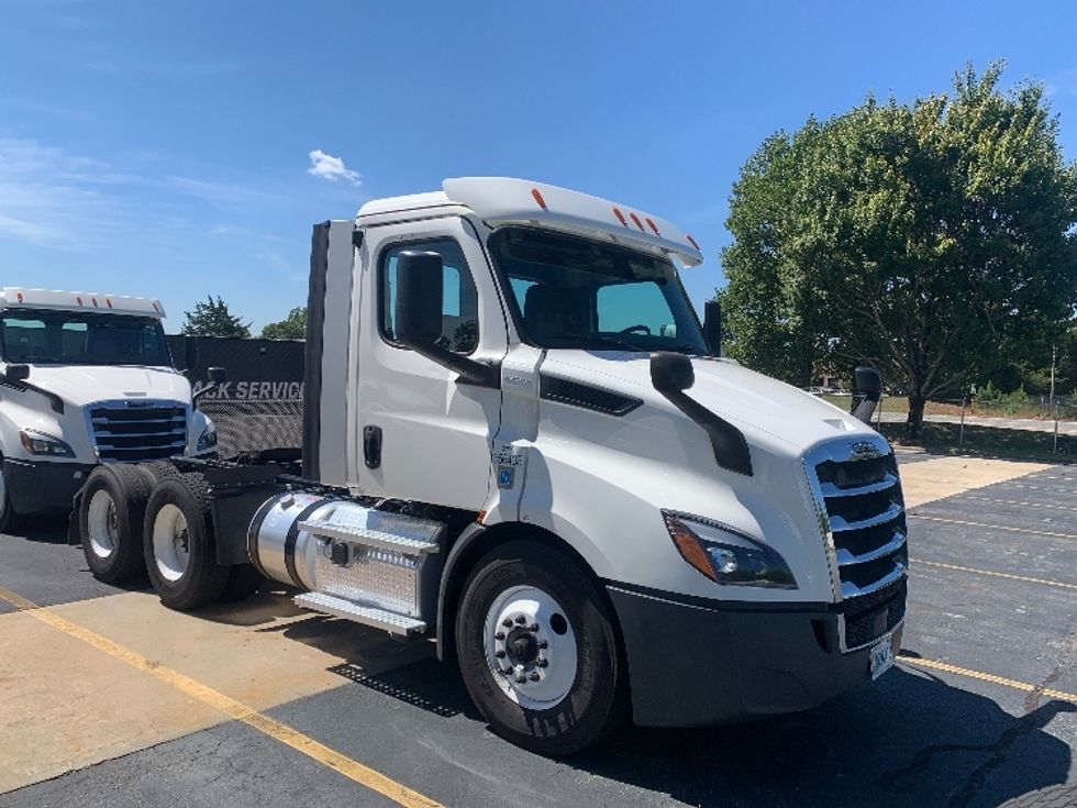 Day Cab Tractor-Heavy Duty Tractors-Freightliner-2020-T11664ST-Concord-NC-153,692\n\t\tmiles-$ 63,750 - Image 1