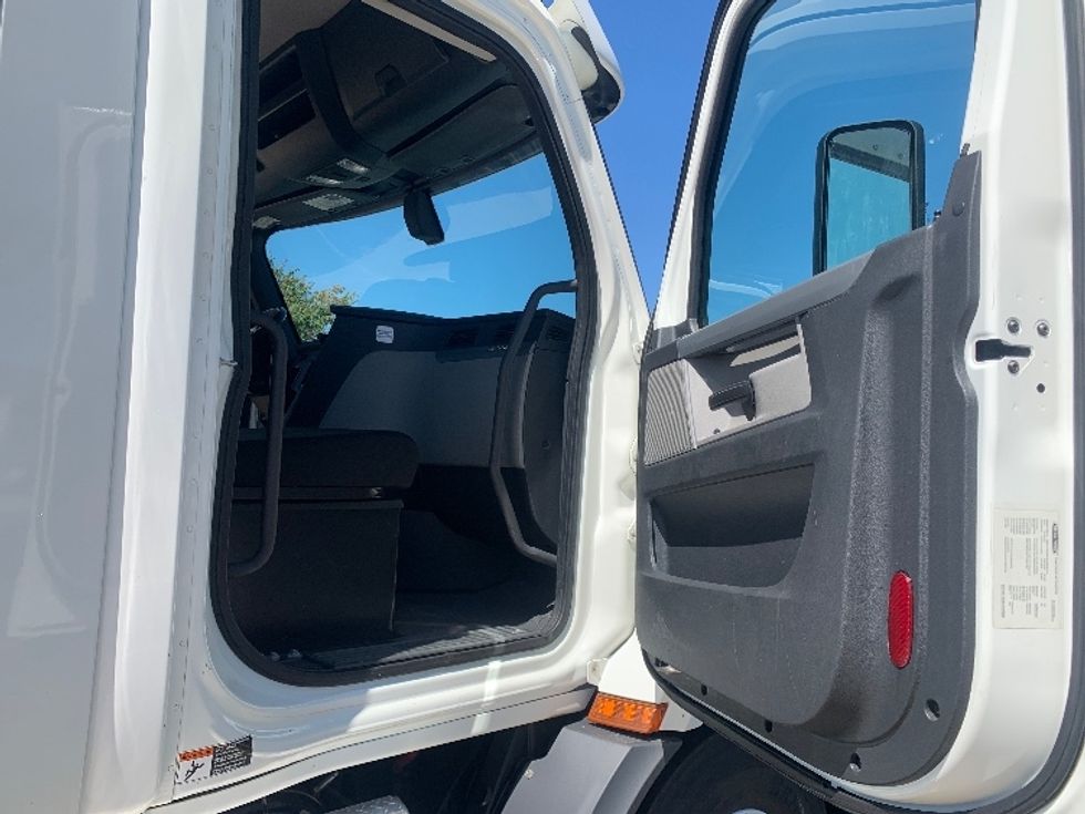 Day Cab Tractor-Heavy Duty Tractors-Freightliner-2020-T11664ST-Concord-NC-153,692\n\t\tmiles-$ 63,750 - Image 12