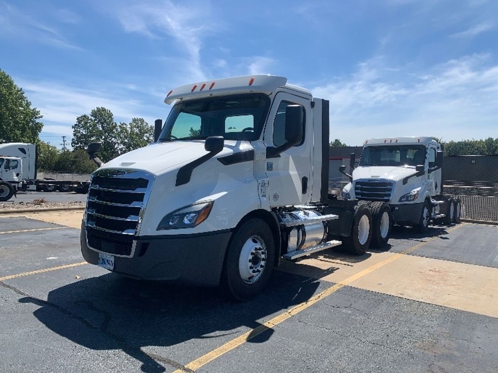 Day Cab Tractor-Heavy Duty Tractors-Freightliner-2020-T11664ST-Concord-NC-153,692\n\t\tmiles-$ 63,750 - Image 3