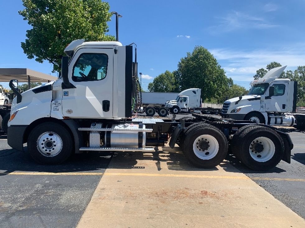 Day Cab Tractor-Heavy Duty Tractors-Freightliner-2020-T11664ST-Concord-NC-153,692\n\t\tmiles-$ 63,750 - Image 4