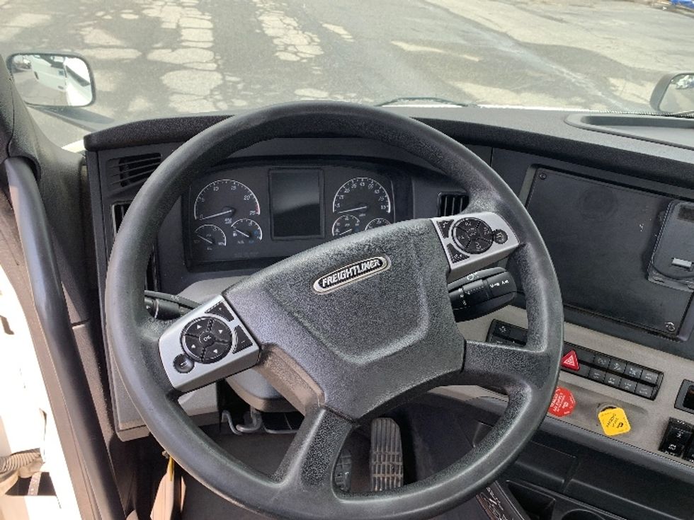 Day Cab Tractor-Heavy Duty Tractors-Freightliner-2020-T11664ST-Concord-NC-168,307\n\t\tmiles-$ 59,000 - Image 10