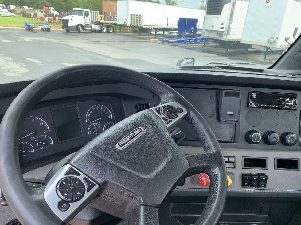 Day Cab Tractor-Heavy Duty Tractors-Freightliner-2020-T11664ST-Concord-NC-168,307\n\t\tmiles-$ 59,000 - Image 11