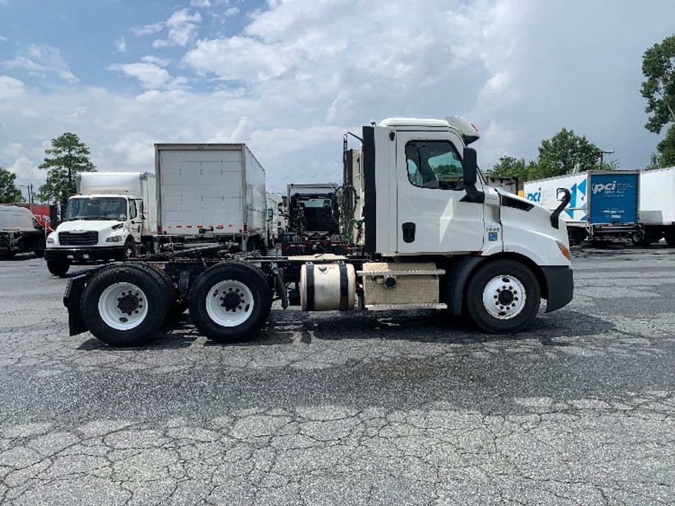 Day Cab Tractor-Heavy Duty Tractors-Freightliner-2020-T11664ST-Concord-NC-168,307\n\t\tmiles-$ 59,000 - Image 8