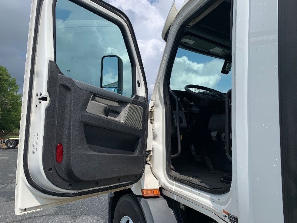 Day Cab Tractor-Heavy Duty Tractors-Freightliner-2020-T11664ST-Concord-NC-168,307\n\t\tmiles-$ 59,000 - Image 9