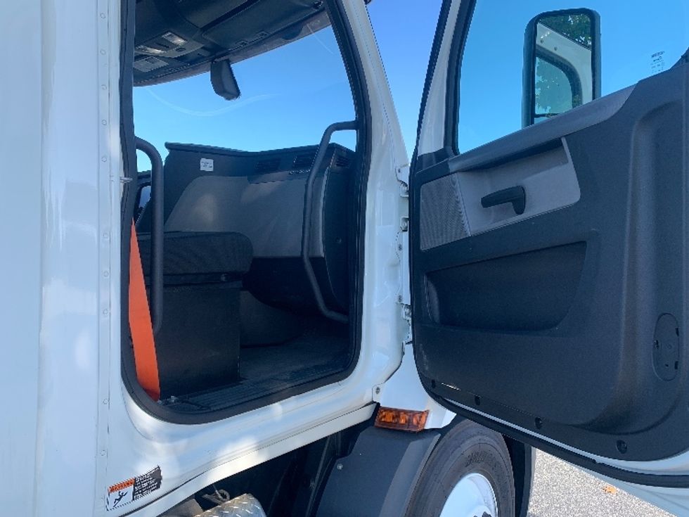 Day Cab Tractor-Heavy Duty Tractors-Freightliner-2020-T11664ST-Concord-NC-169,909\n\t\tmiles-$ 59,750 - Image 11