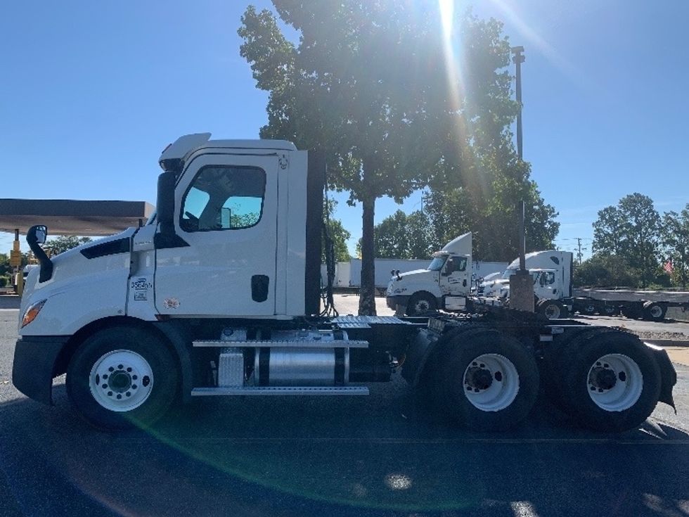 Day Cab Tractor-Heavy Duty Tractors-Freightliner-2020-T11664ST-Concord-NC-169,909\n\t\tmiles-$ 59,750 - Image 4