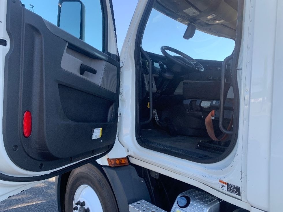 Day Cab Tractor-Heavy Duty Tractors-Freightliner-2020-T11664ST-Concord-NC-169,909\n\t\tmiles-$ 59,750 - Image 8