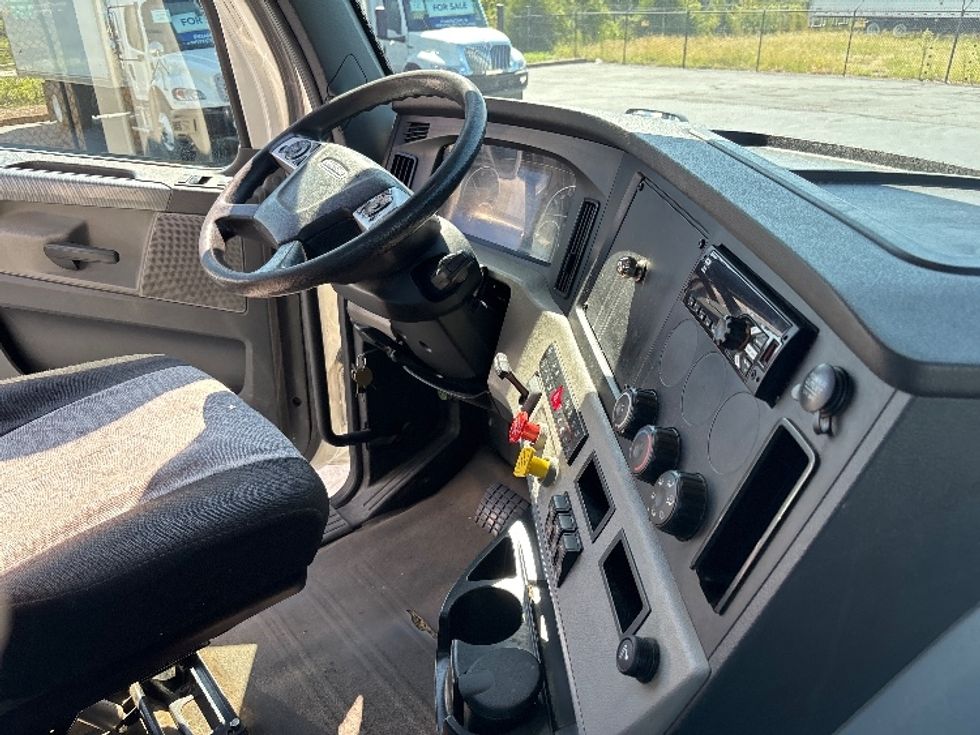 Day Cab Tractor-Heavy Duty Tractors-Freightliner-2020-T11664ST-Concord-NC-175,185\n\t\tmiles-$ 59,500 - Image 13