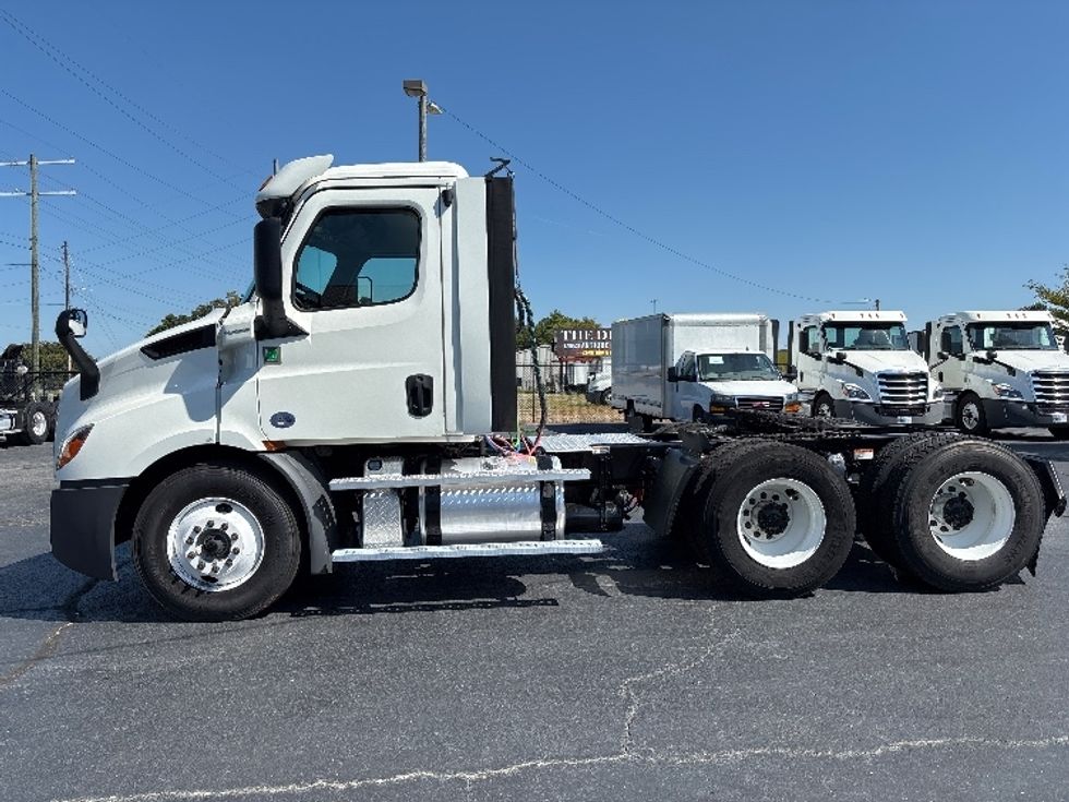 Day Cab Tractor-Heavy Duty Tractors-Freightliner-2020-T11664ST-Concord-NC-175,185\n\t\tmiles-$ 59,500 - Image 4