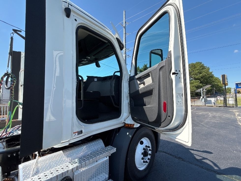 Day Cab Tractor-Heavy Duty Tractors-Freightliner-2020-T11664ST-Concord-NC-175,185\n\t\tmiles-$ 59,500 - Image 9