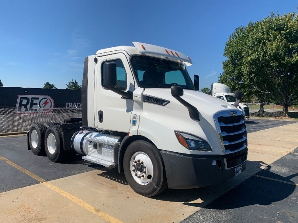 Day Cab Tractor-Heavy Duty Tractors-Freightliner-2020-T11664ST-Concord-NC-176,693\n\t\tmiles-$ 62,500 - Image 1