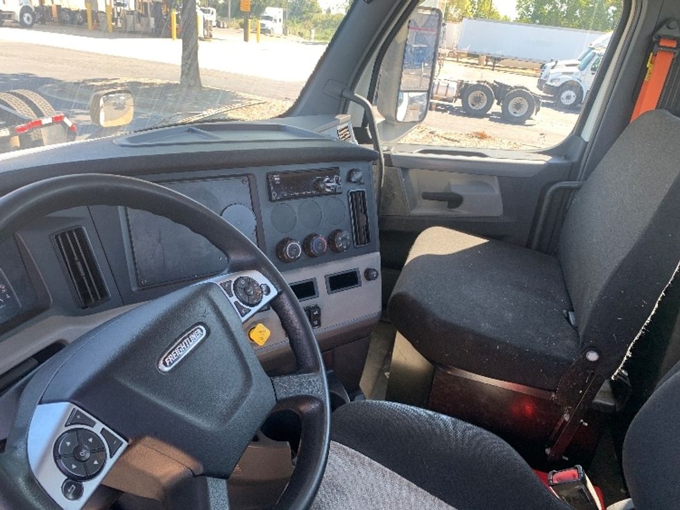 Day Cab Tractor-Heavy Duty Tractors-Freightliner-2020-T11664ST-Concord-NC-176,693\n\t\tmiles-$ 62,500 - Image 10