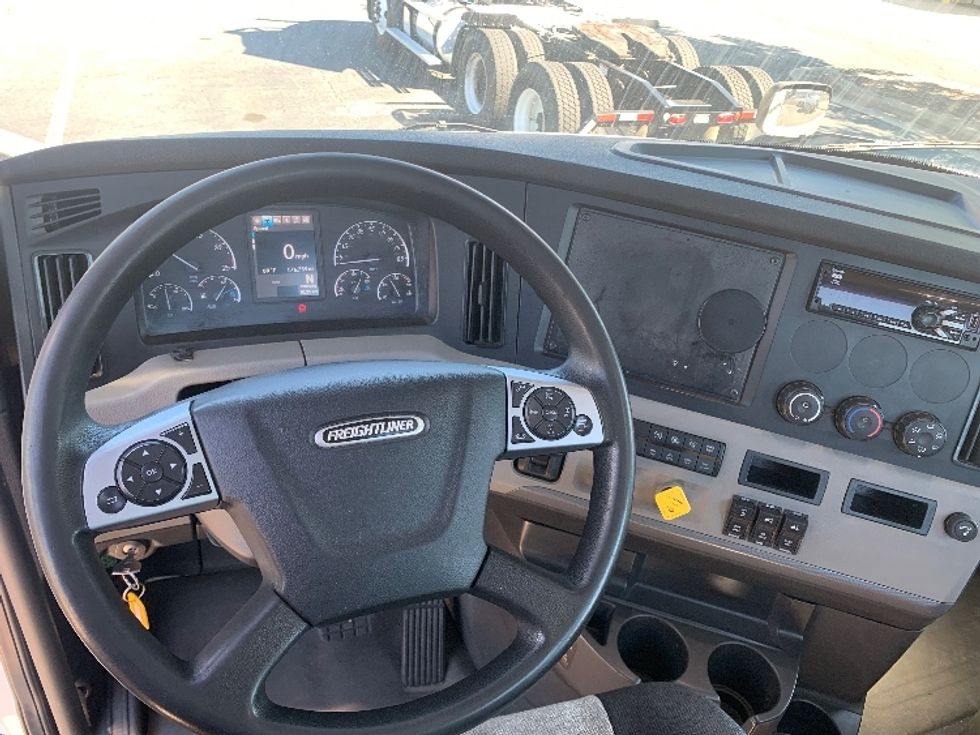 Day Cab Tractor-Heavy Duty Tractors-Freightliner-2020-T11664ST-Concord-NC-176,693\n\t\tmiles-$ 62,500 - Image 11