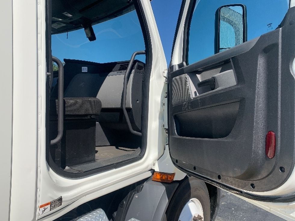 Day Cab Tractor-Heavy Duty Tractors-Freightliner-2020-T11664ST-Concord-NC-176,693\n\t\tmiles-$ 62,500 - Image 12