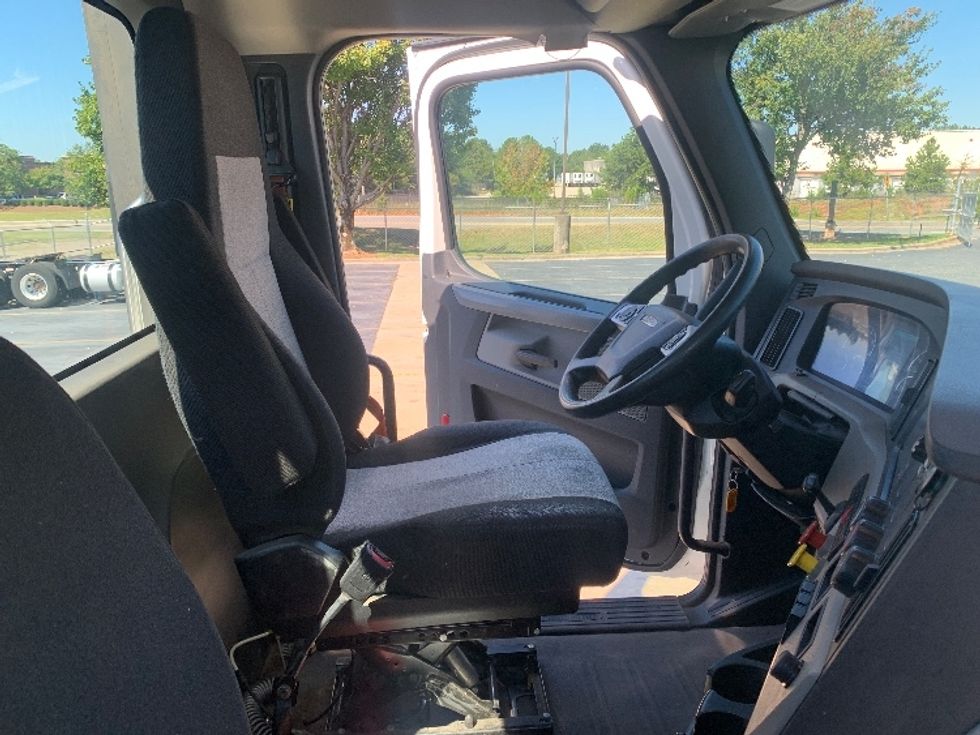 Day Cab Tractor-Heavy Duty Tractors-Freightliner-2020-T11664ST-Concord-NC-176,693\n\t\tmiles-$ 62,500 - Image 14