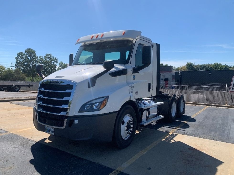 Day Cab Tractor-Heavy Duty Tractors-Freightliner-2020-T11664ST-Concord-NC-176,693\n\t\tmiles-$ 62,500 - Image 3