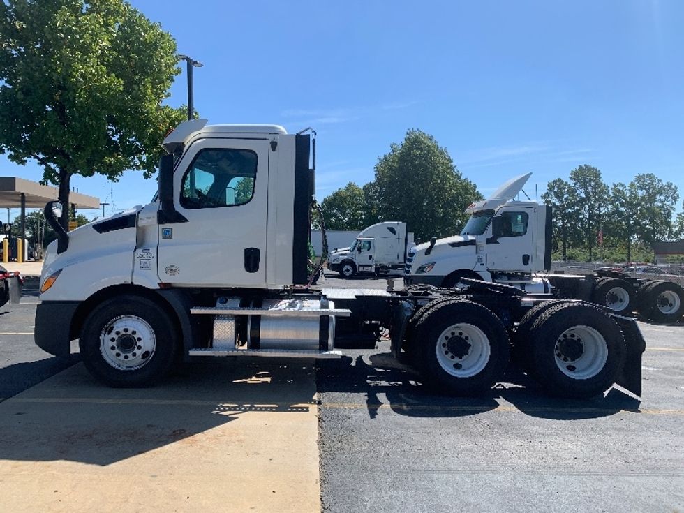 Day Cab Tractor-Heavy Duty Tractors-Freightliner-2020-T11664ST-Concord-NC-176,693\n\t\tmiles-$ 62,500 - Image 4