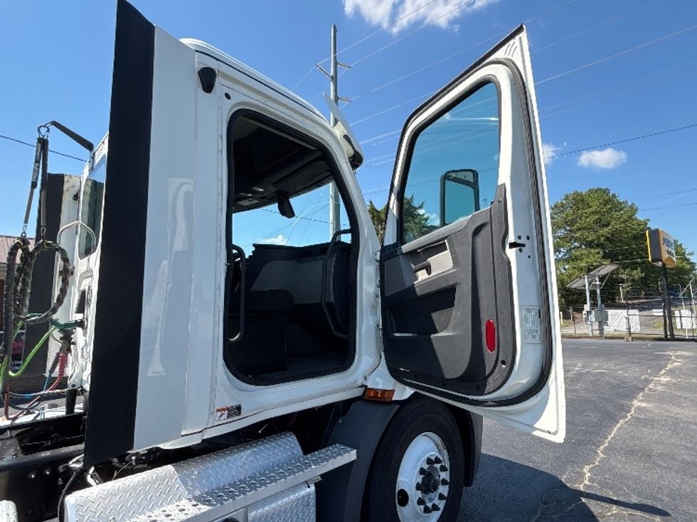 Day Cab Tractor-Heavy Duty Tractors-Freightliner-2020-T11664ST-Concord-NC-185,447\n\t\tmiles-$ 59,000 - Image 12