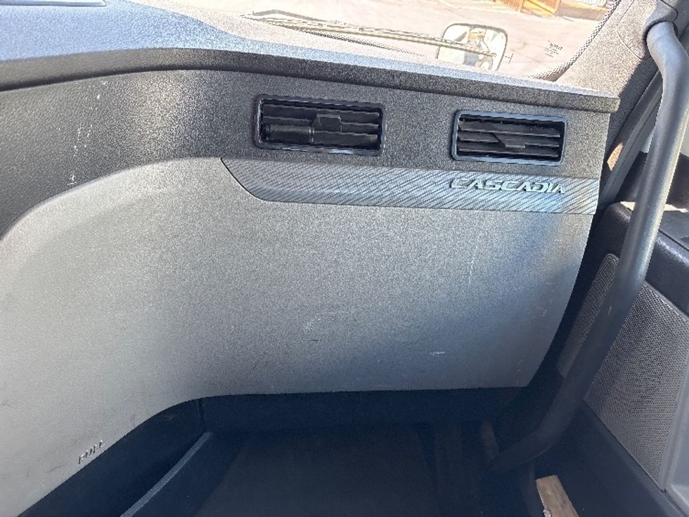 Day Cab Tractor-Heavy Duty Tractors-Freightliner-2020-T11664ST-Concord-NC-185,447\n\t\tmiles-$ 59,000 - Image 13