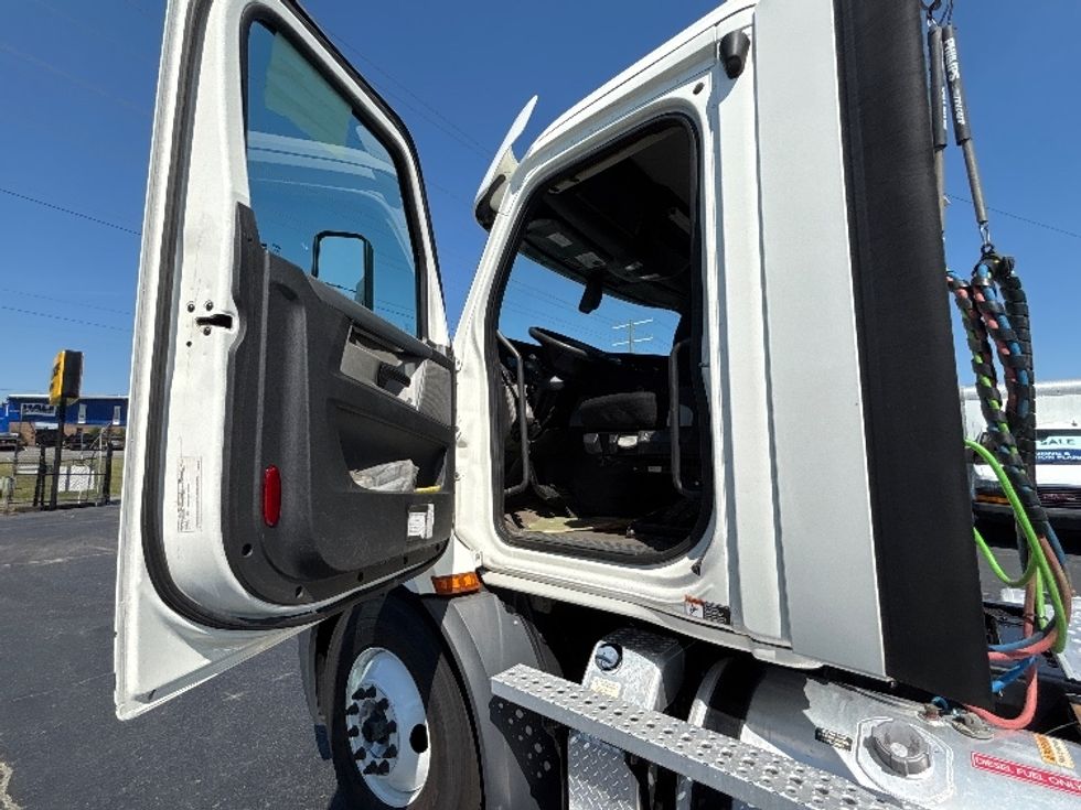 Day Cab Tractor-Heavy Duty Tractors-Freightliner-2020-T11664ST-Concord-NC-185,447\n\t\tmiles-$ 59,000 - Image 9