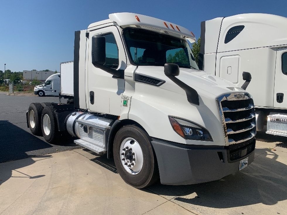 Day Cab Tractor-Heavy Duty Tractors-Freightliner-2020-T11664ST-Concord-NC-193,654\n\t\tmiles-$ 58,500 - Image 1
