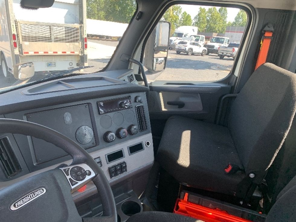 Day Cab Tractor-Heavy Duty Tractors-Freightliner-2020-T11664ST-Concord-NC-193,654\n\t\tmiles-$ 58,500 - Image 10