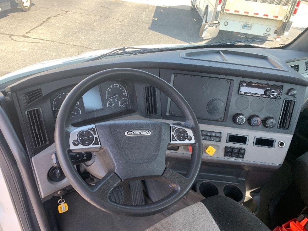 Day Cab Tractor-Heavy Duty Tractors-Freightliner-2020-T11664ST-Concord-NC-193,654\n\t\tmiles-$ 58,500 - Image 11