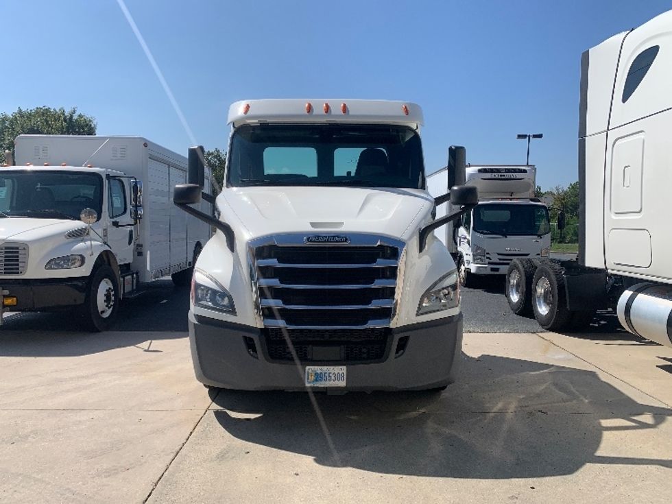 Day Cab Tractor-Heavy Duty Tractors-Freightliner-2020-T11664ST-Concord-NC-193,654\n\t\tmiles-$ 58,500 - Image 2