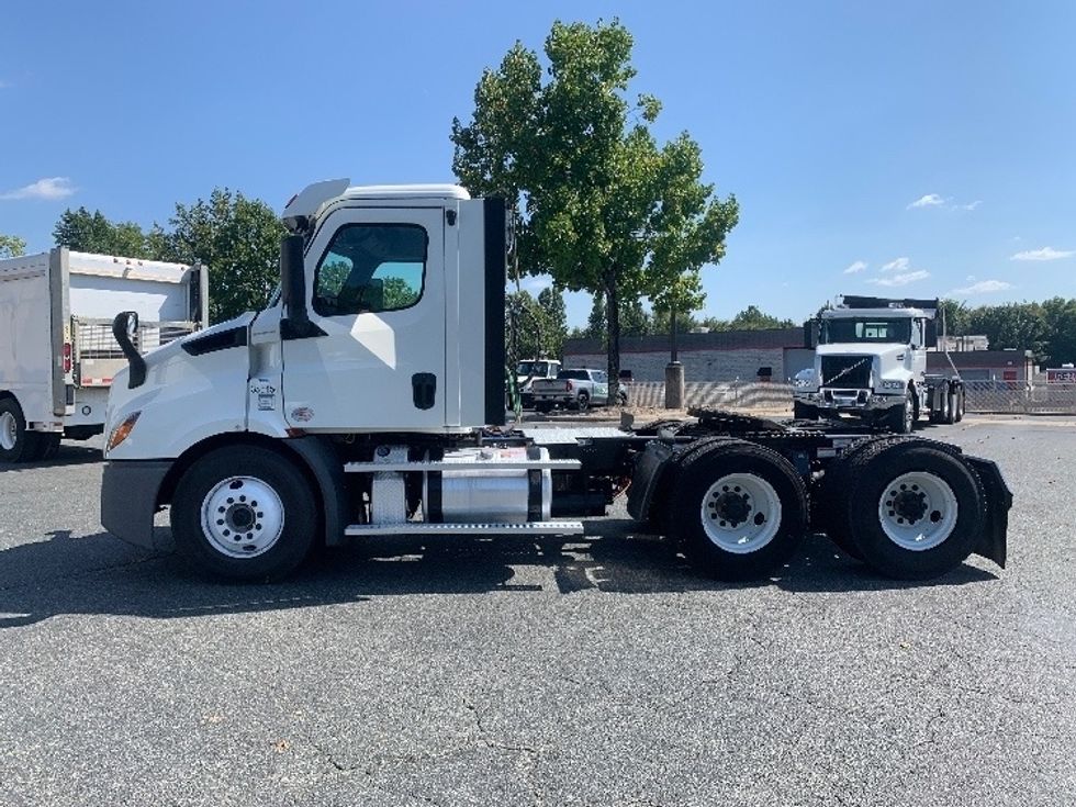 Day Cab Tractor-Heavy Duty Tractors-Freightliner-2020-T11664ST-Concord-NC-193,654\n\t\tmiles-$ 58,500 - Image 4