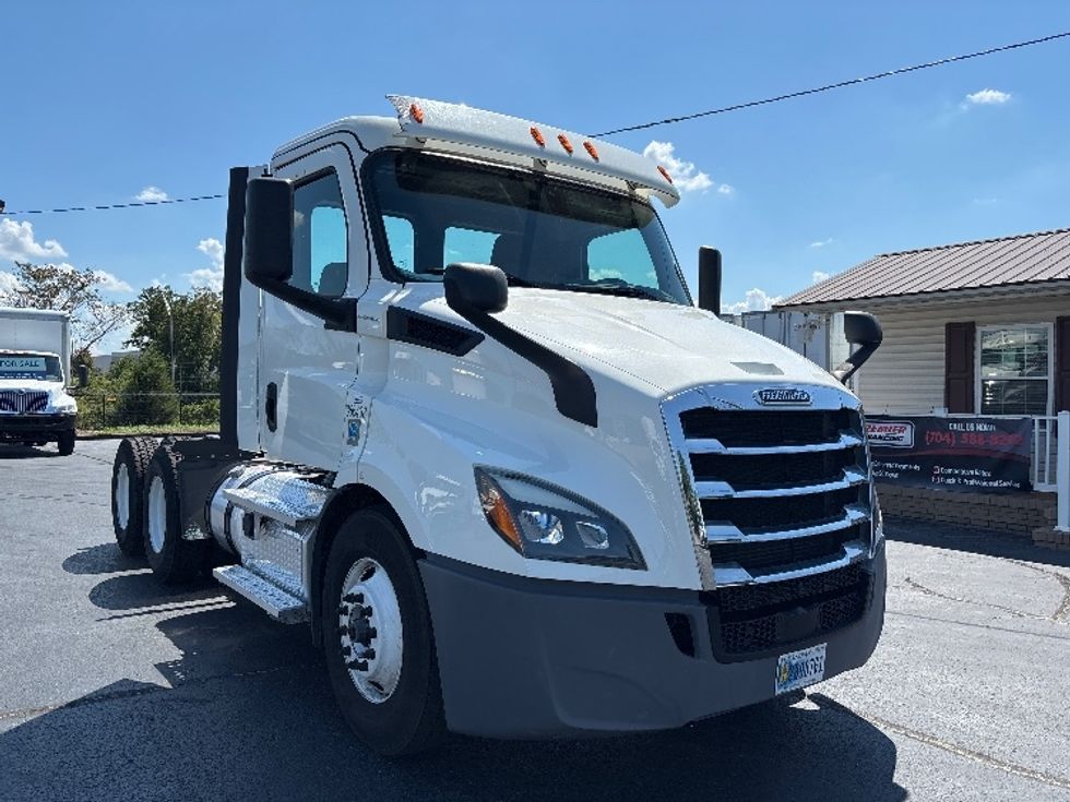 Day Cab Tractor-Heavy Duty Tractors-Freightliner-2020-T11664ST-Concord-NC-194,228\n\t\tmiles-$ 58,500 - Image 1