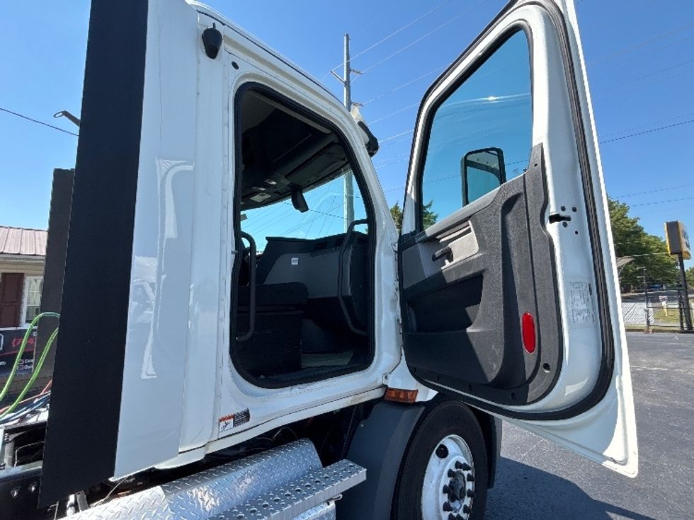 Day Cab Tractor-Heavy Duty Tractors-Freightliner-2020-T11664ST-Concord-NC-194,228\n\t\tmiles-$ 58,500 - Image 12