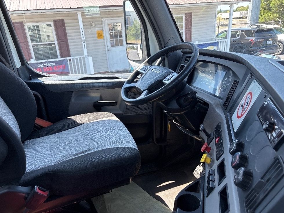 Day Cab Tractor-Heavy Duty Tractors-Freightliner-2020-T11664ST-Concord-NC-194,228\n\t\tmiles-$ 58,500 - Image 14