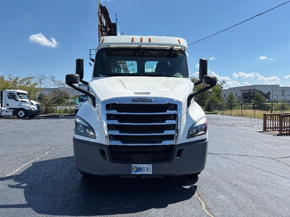 Day Cab Tractor-Heavy Duty Tractors-Freightliner-2020-T11664ST-Concord-NC-194,228\n\t\tmiles-$ 58,500 - Image 2
