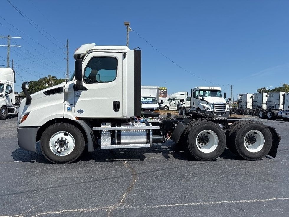 Day Cab Tractor-Heavy Duty Tractors-Freightliner-2020-T11664ST-Concord-NC-194,228\n\t\tmiles-$ 58,500 - Image 4