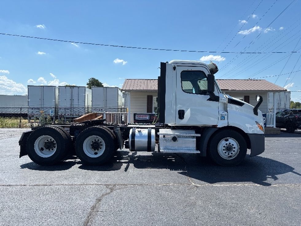 Day Cab Tractor-Heavy Duty Tractors-Freightliner-2020-T11664ST-Concord-NC-194,228\n\t\tmiles-$ 58,500 - Image 8