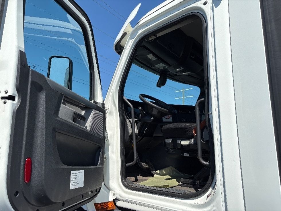 Day Cab Tractor-Heavy Duty Tractors-Freightliner-2020-T11664ST-Concord-NC-194,228\n\t\tmiles-$ 58,500 - Image 9