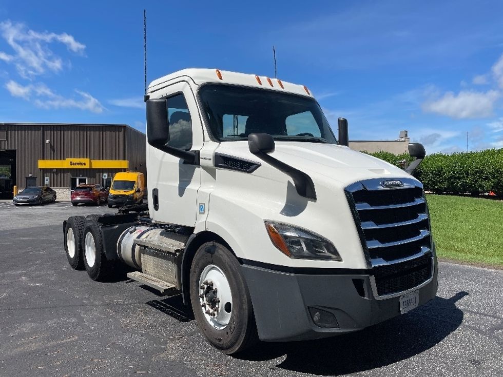 Day Cab Tractor-Heavy Duty Tractors-Freightliner-2020-T11664ST-Concord-NC-330,437\n\t\tmiles-$ 50,250 - Image 1