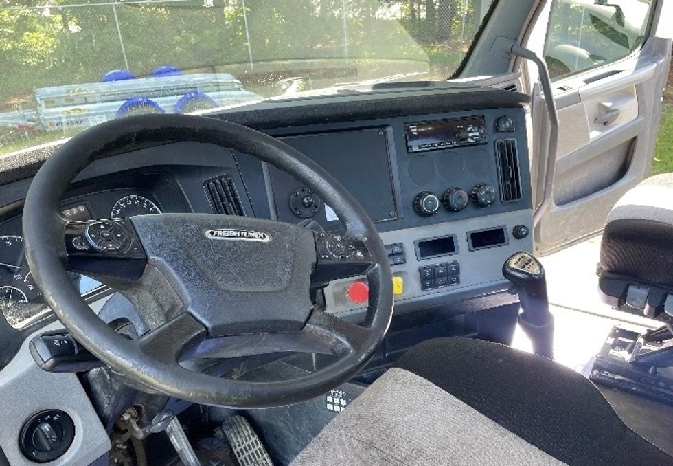 Day Cab Tractor-Heavy Duty Tractors-Freightliner-2020-T11664ST-Concord-NC-330,437\n\t\tmiles-$ 50,250 - Image 10