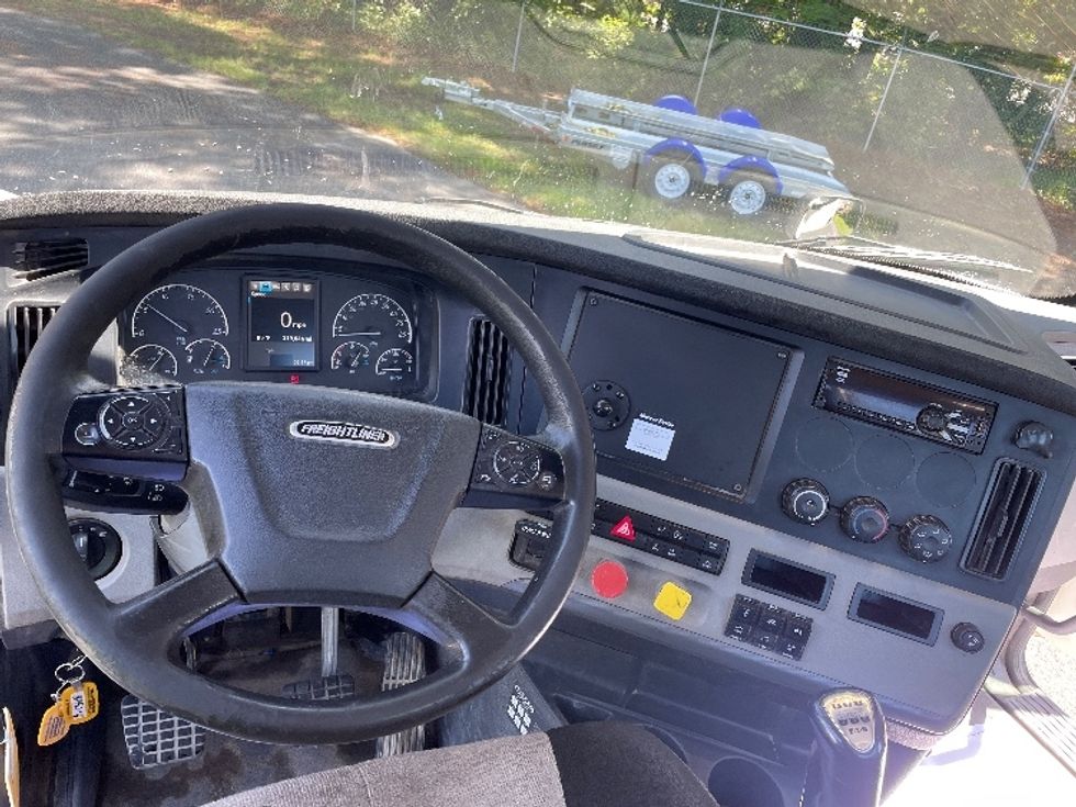 Day Cab Tractor-Heavy Duty Tractors-Freightliner-2020-T11664ST-Concord-NC-330,437\n\t\tmiles-$ 50,250 - Image 11