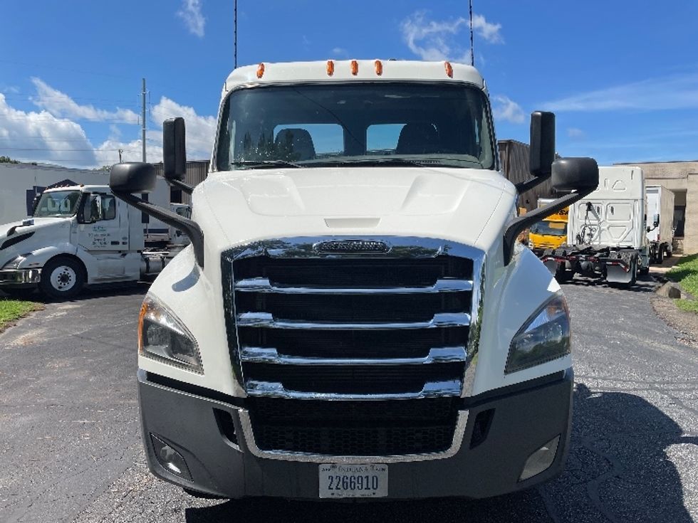 Day Cab Tractor-Heavy Duty Tractors-Freightliner-2020-T11664ST-Concord-NC-330,437\n\t\tmiles-$ 50,250 - Image 2