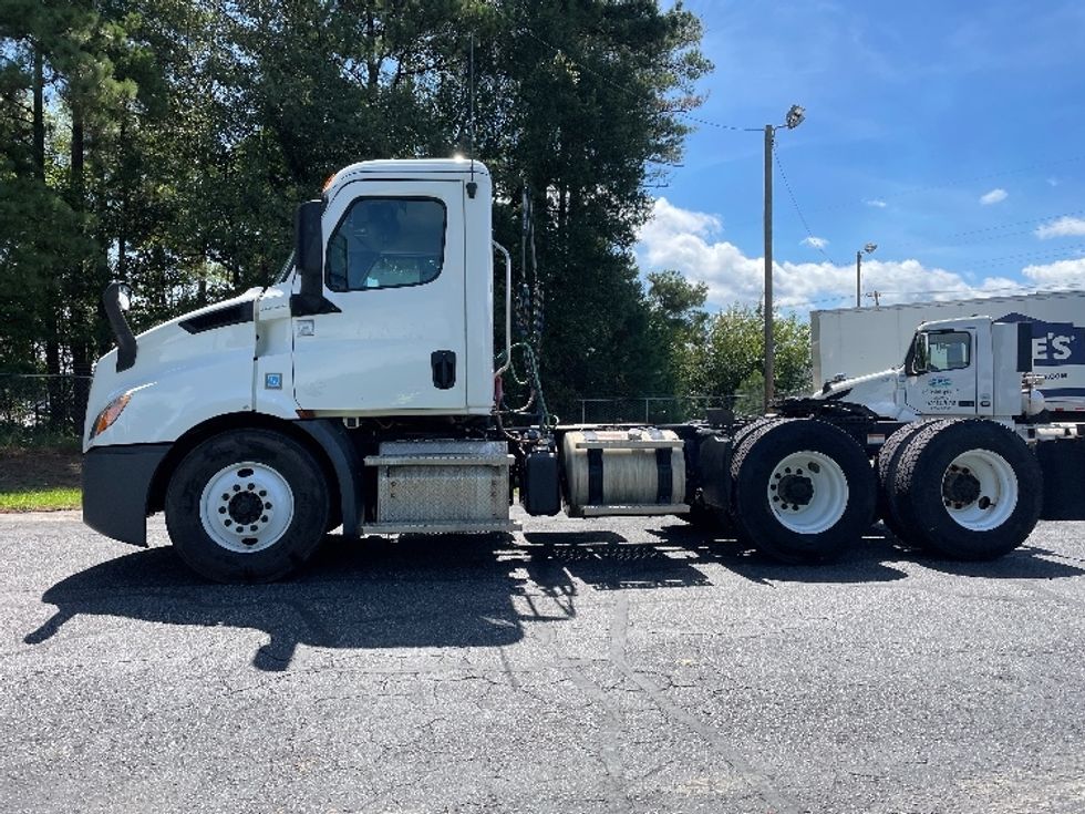 Day Cab Tractor-Heavy Duty Tractors-Freightliner-2020-T11664ST-Concord-NC-330,437\n\t\tmiles-$ 50,250 - Image 4