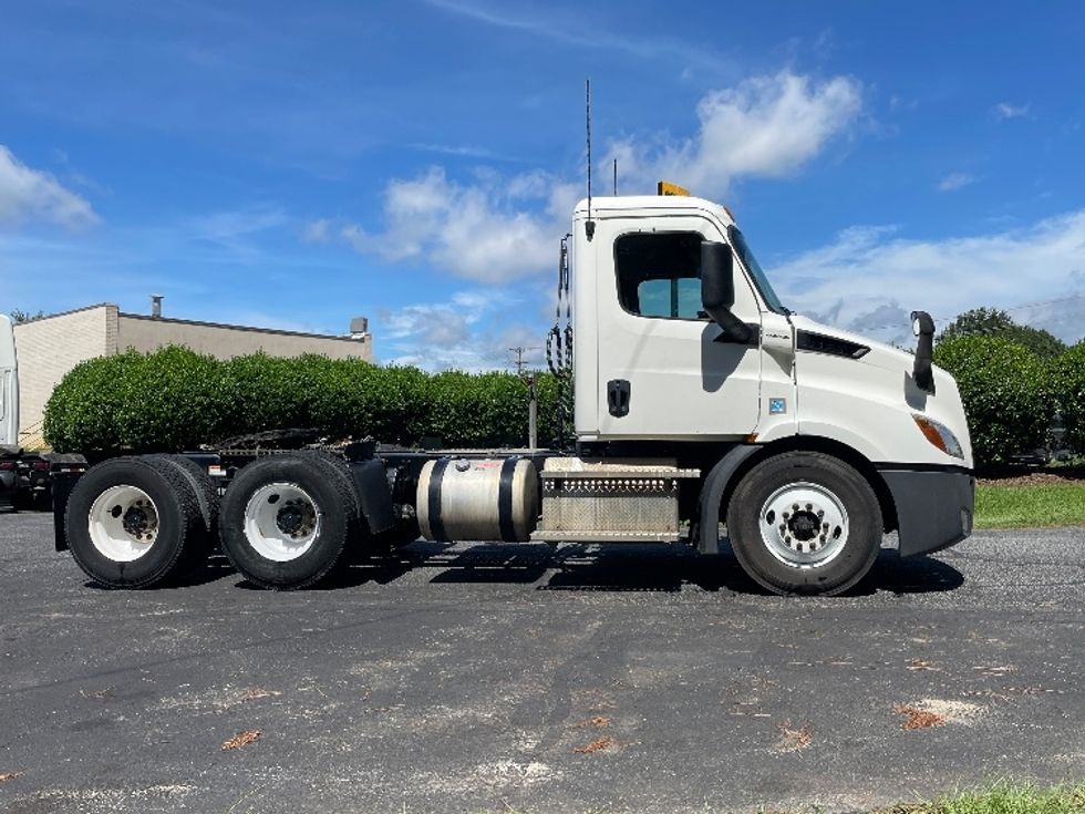 Day Cab Tractor-Heavy Duty Tractors-Freightliner-2020-T11664ST-Concord-NC-330,437\n\t\tmiles-$ 50,250 - Image 8