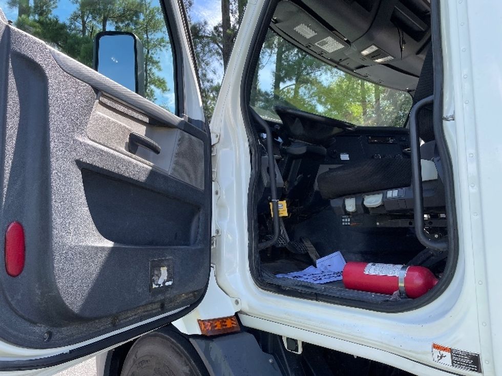 Day Cab Tractor-Heavy Duty Tractors-Freightliner-2020-T11664ST-Concord-NC-330,437\n\t\tmiles-$ 50,250 - Image 9