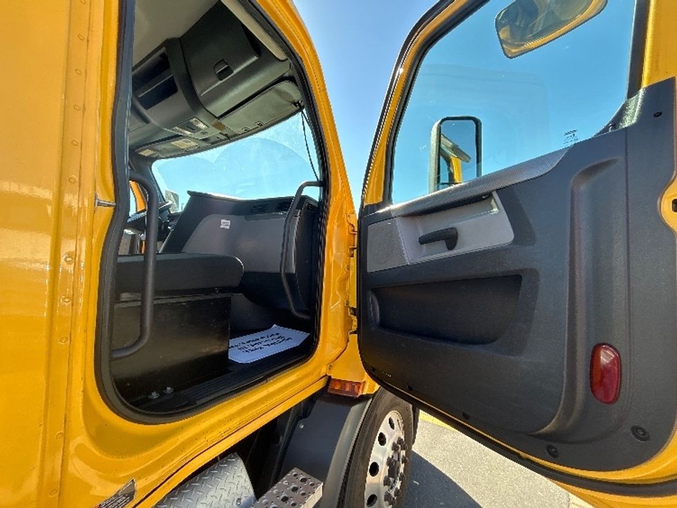 Day Cab Tractor-Heavy Duty Tractors-Freightliner-2020-T11664ST-Denver-CO-409,102\n\t\tmiles-$ 45,250 - Image 12