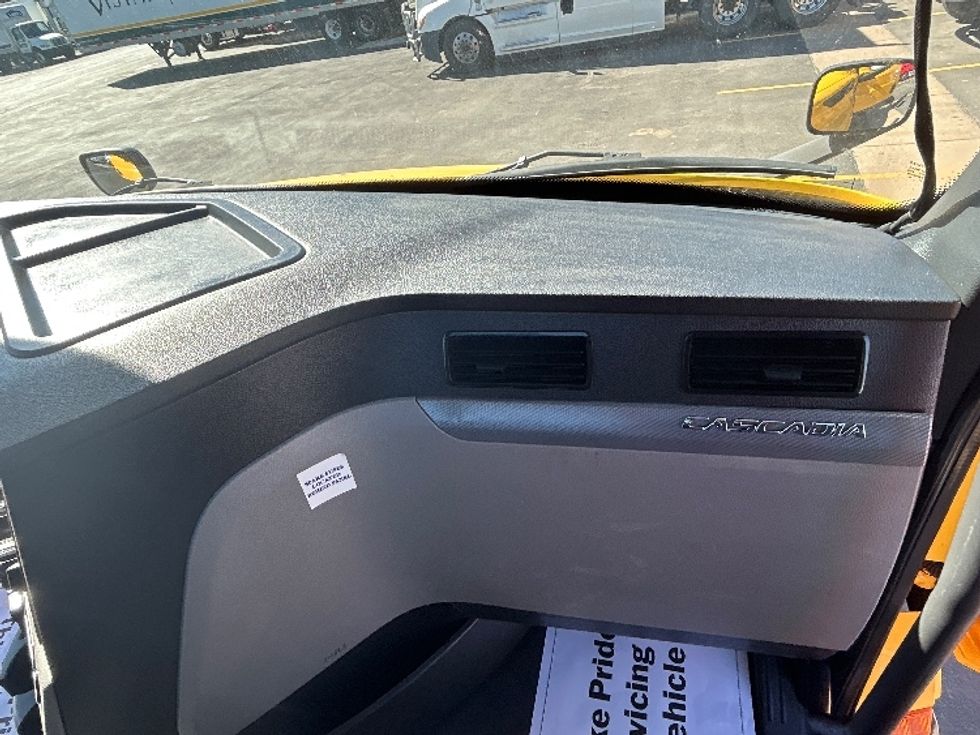 Day Cab Tractor-Heavy Duty Tractors-Freightliner-2020-T11664ST-Denver-CO-409,102\n\t\tmiles-$ 45,250 - Image 13